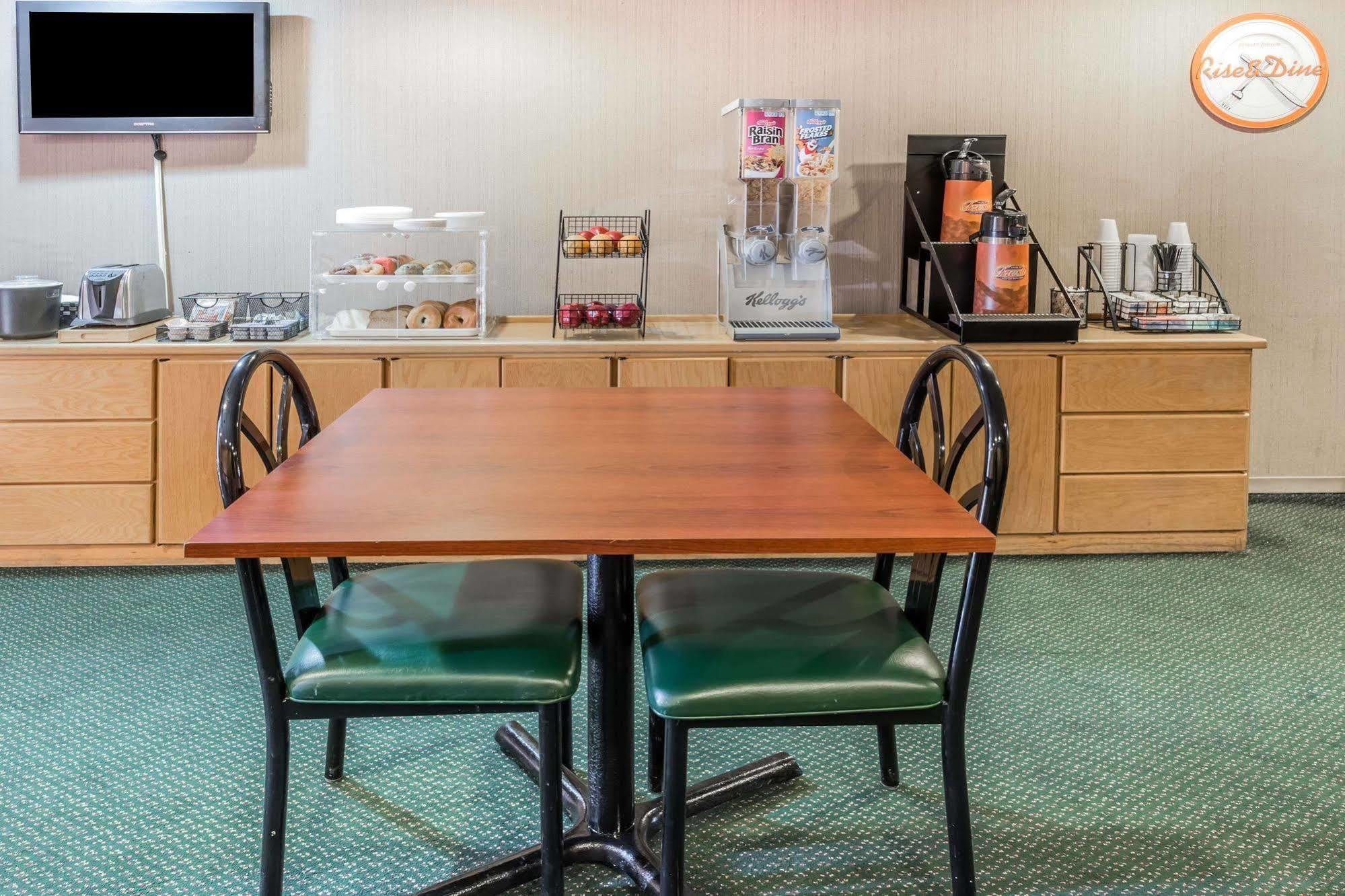 Rodeway Inn & Suites Rockford Ngoại thất bức ảnh