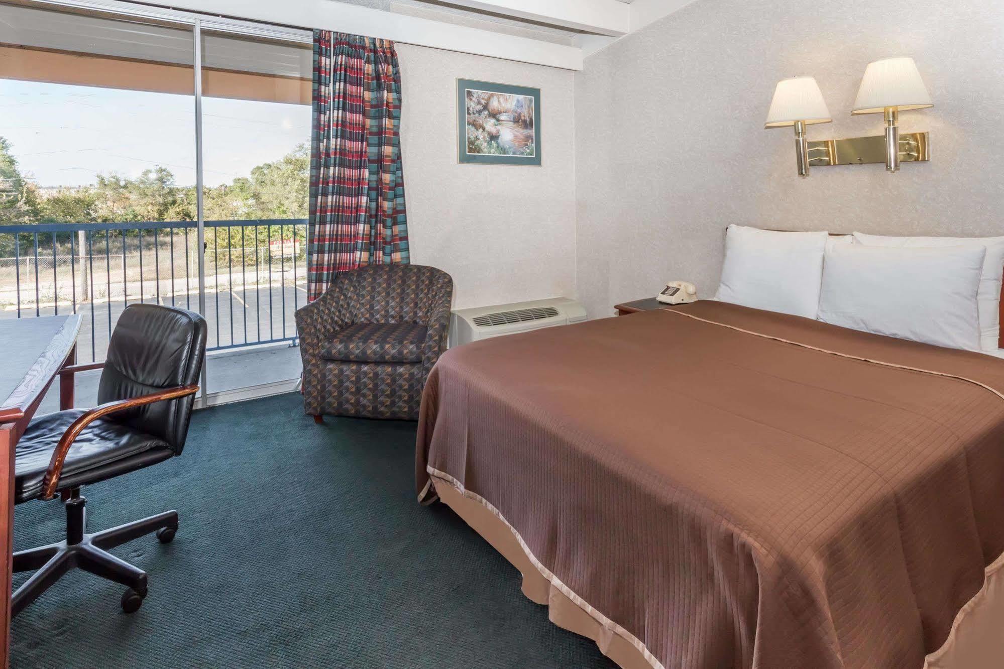Rodeway Inn & Suites Rockford Ngoại thất bức ảnh